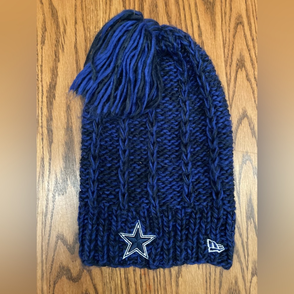 ⭐️🏈⭐️NFL New Era Woman’s Dallas Cowboy’s Logo Knit with Fringe Top Beanie